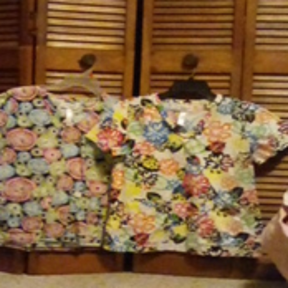 Medium Scrub tops (Peaches)